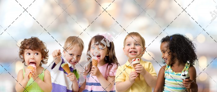 عکس بچه های در حال خوردن بستنی