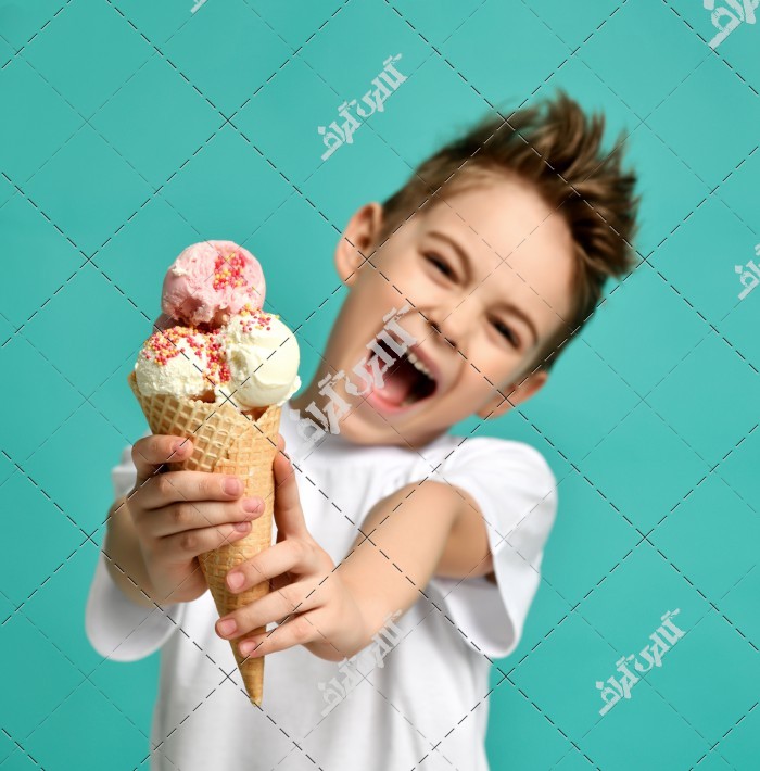 پسربچه خوشحال از داشتن بستنی