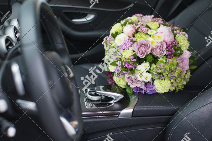 گل عروس در ماشین عروس و داماد
