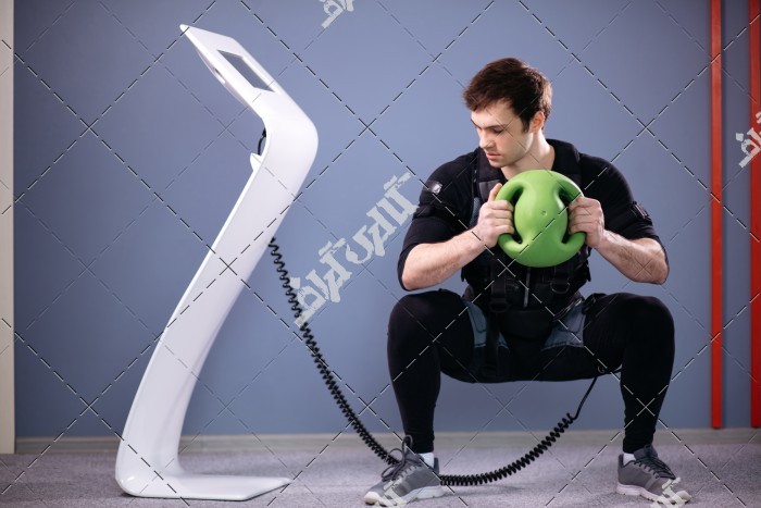 عکس مرد درحال ورزش EMS عضله یا ایکس بادی