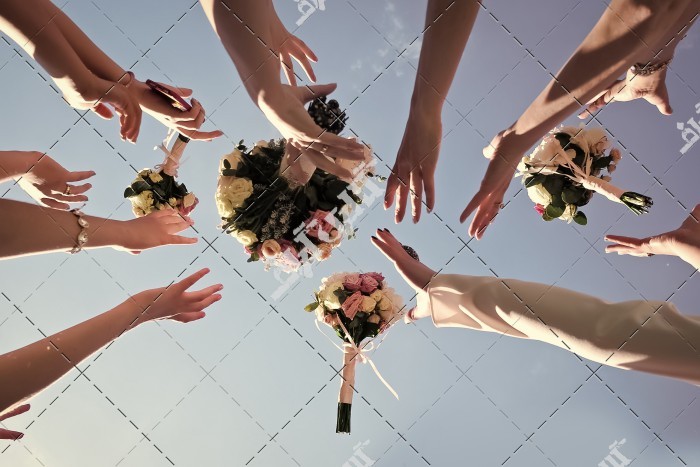 عکس دست های ساقدوش عروس و دسته گل