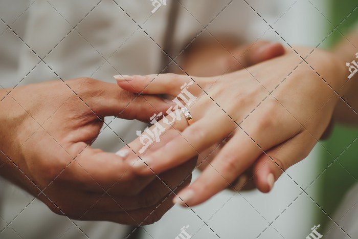 عکس انگشتر و دست های عروس و داماد