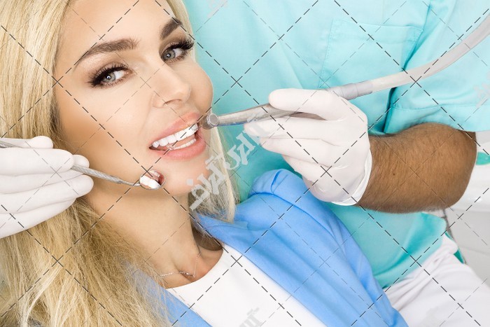عکس معینه دندان بیمار دندانپزشکی در کلینیک دندانپزشکی