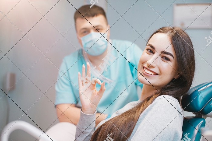 عکس مریض و دندانپزشک در کلینیک