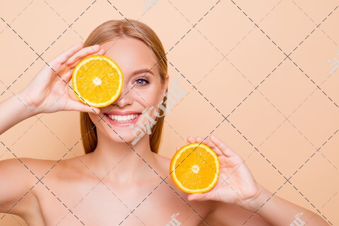 عکس مدل زن با دندان سفید و پرتقال