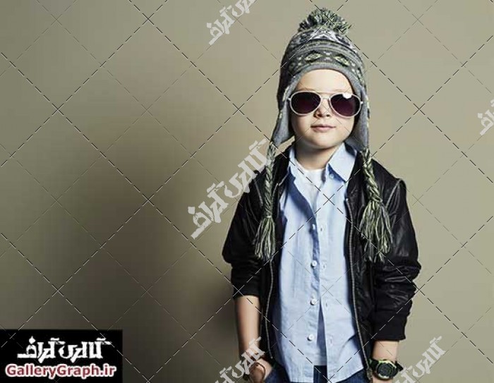 تصویر باکیفیت پسر بچه مدل لباس با کلاه، بچه مدلینگ لباس و ژست