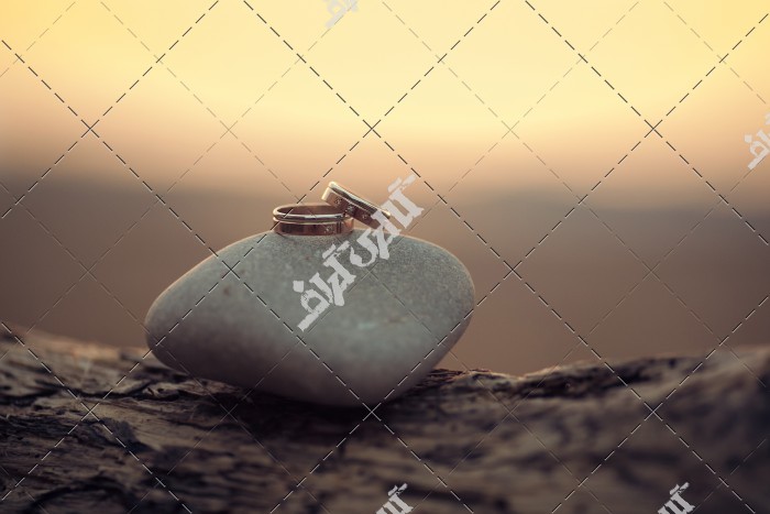 عکس حلقه های ازدواج روی سنگ