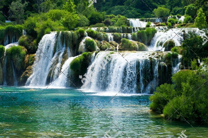 عکس آبشار آبی در دل جنگل
