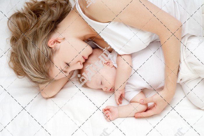 عکس مادر و فرزند خوابیده در آغوش هم