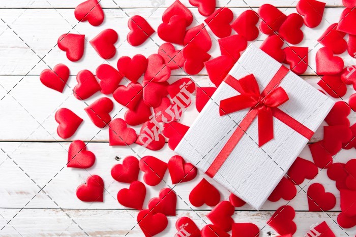 عکس جعبه هدیه با روبان و قلب های قرمز