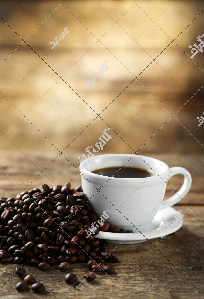 عکس فنجان سفید قهوه و دانه های قهوه