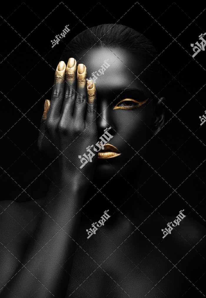 آرایش طلایی زن مدل سیاه پوست