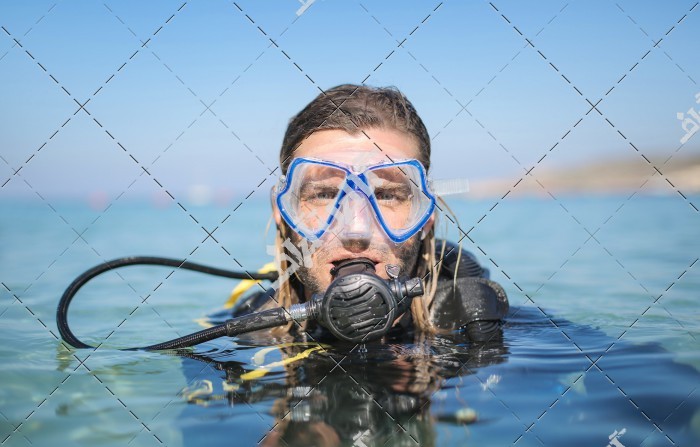 عکس مرد غواص روی آب