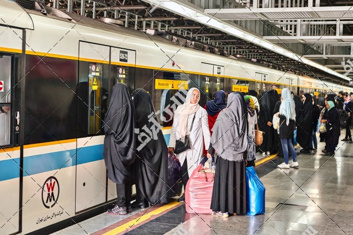 مسافرین در ایستگاه قطار در تهران