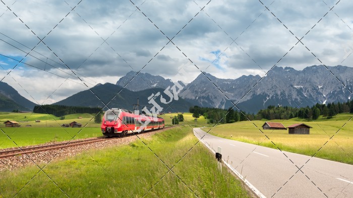 عکس جاده و ریل قطار