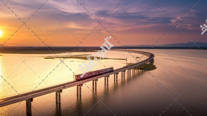 عکس ریل قطار روی پل در دل دریا