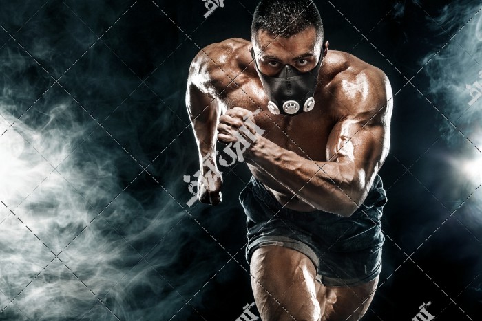 مرد بدنساز در حال دویدن با ماسک تنفسی
