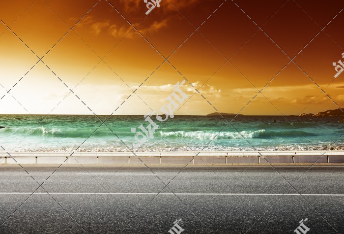 غروب آفتاب در دریا آبی در جاده