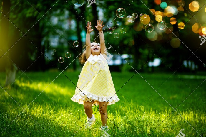 عکس دختربچه در حال حباب بازی