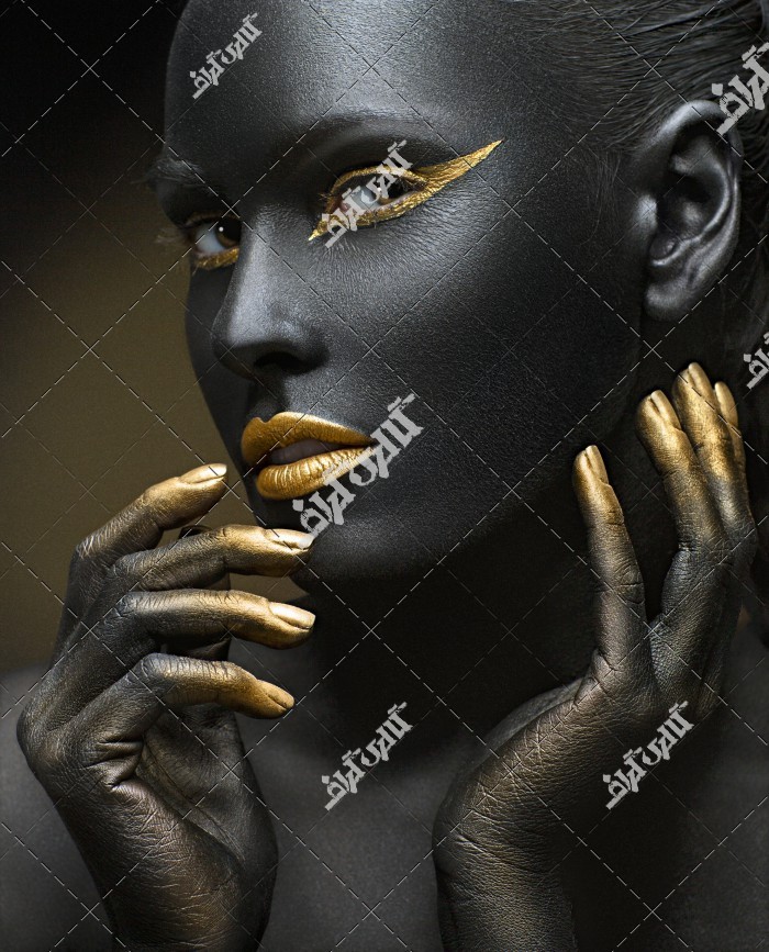 مدل زن سیاه پوست با آرایش طلایی