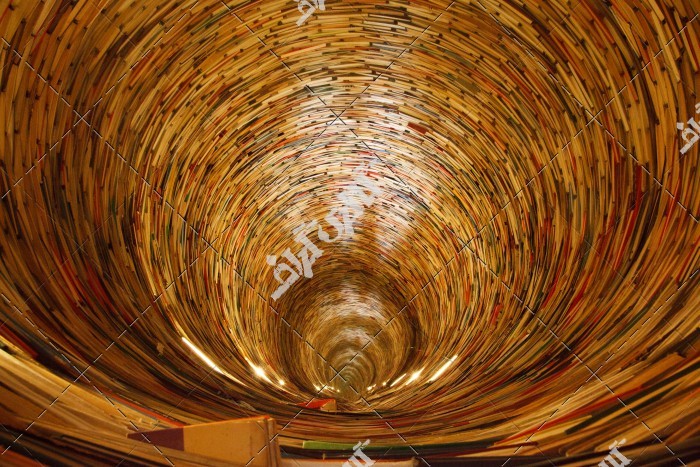 عکس تونل کتاب و گردباد کتاب