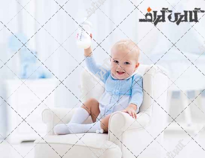 استوک کودک با شیشه شیر به دست