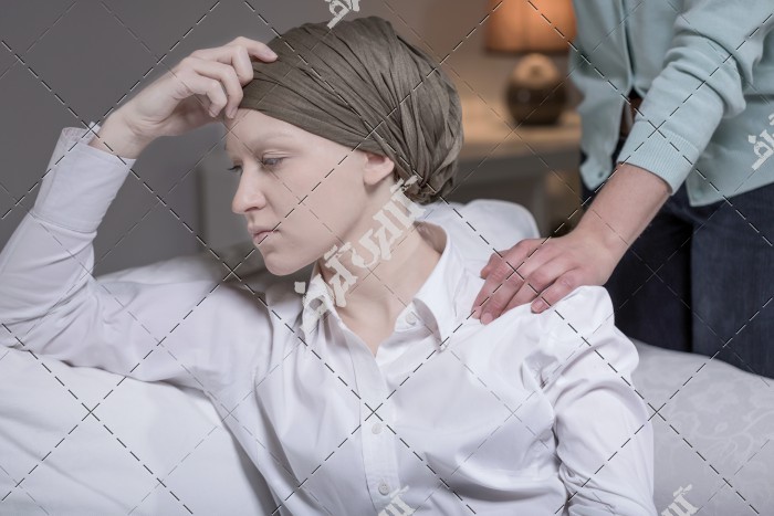 عکس زن ناراحت از نتیجه آزمایش سرطان