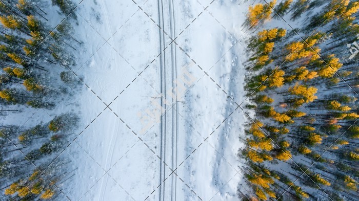 عکس هوایی از جاده و جنگل در زمستان و برف