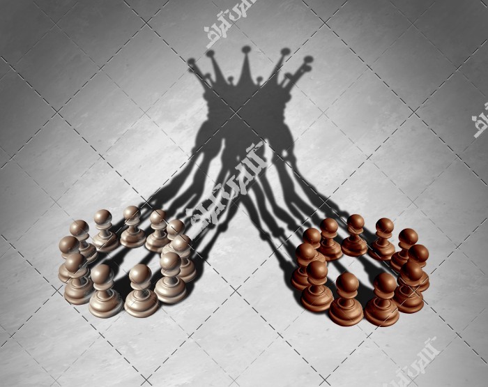 سایه مهره شاه با مهره های سرباز در شطرنج