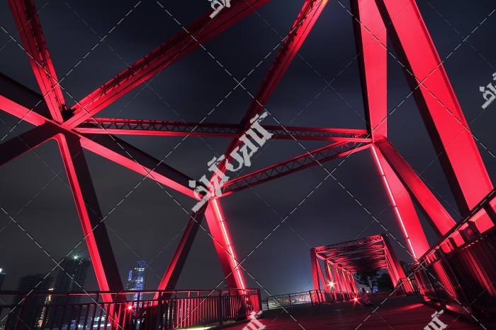 عکس پل قرمز و نورانی