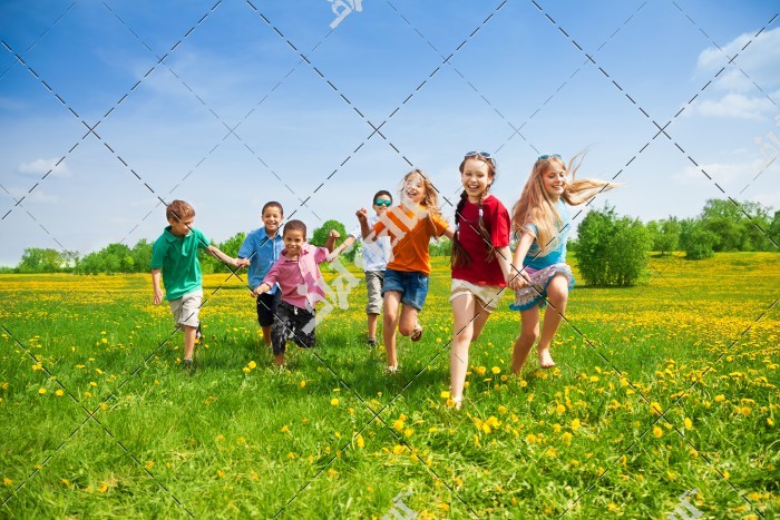 عکس بچه های در حال بازی و دویدن