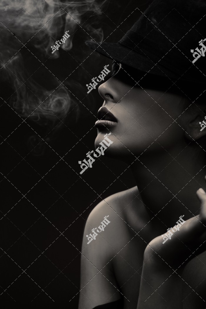 عکس مدل زن با کلاه و دود سیگار