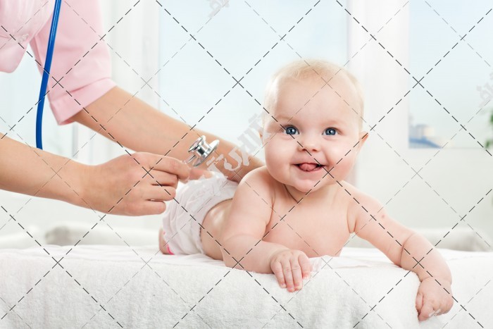 عکس کودک در مطب و معاینه