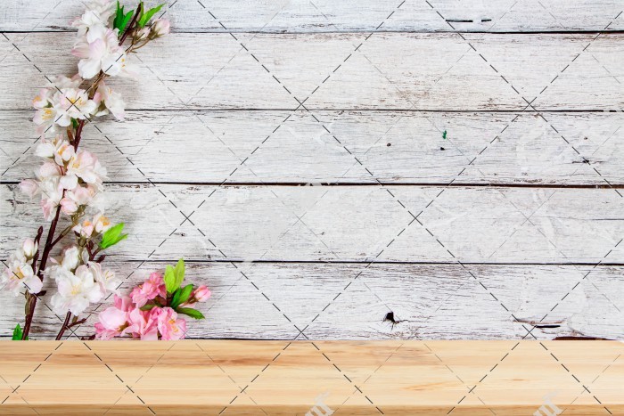 عکس شکوفه و گل در پس زمینه چوبی