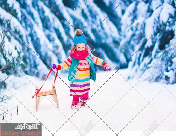 تصویر باکیفیت دختر بچه همراه با سورتمه در حال بازی در برف