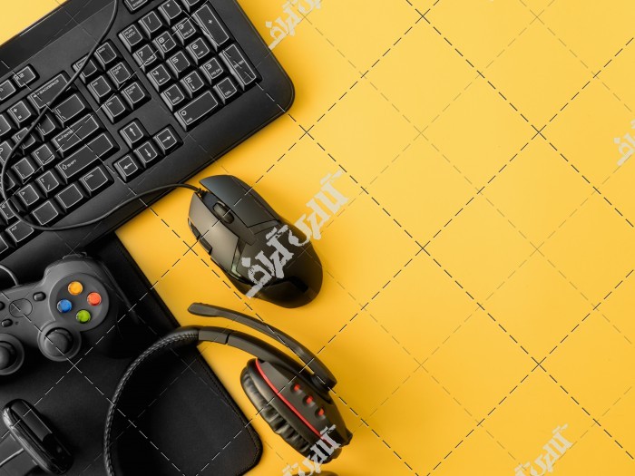 لوازم و قطعات کامپیوتر در پس زمینه زرد