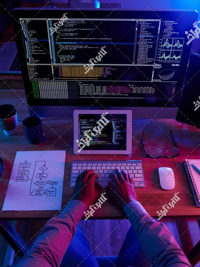 عکس مرد در حال برنامه نویسی کامپیوتر