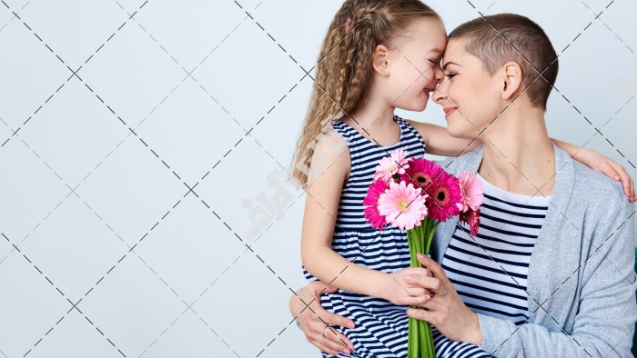 تصویر آغوش مادر و دختر دسته گل هدیه دادن به مادر