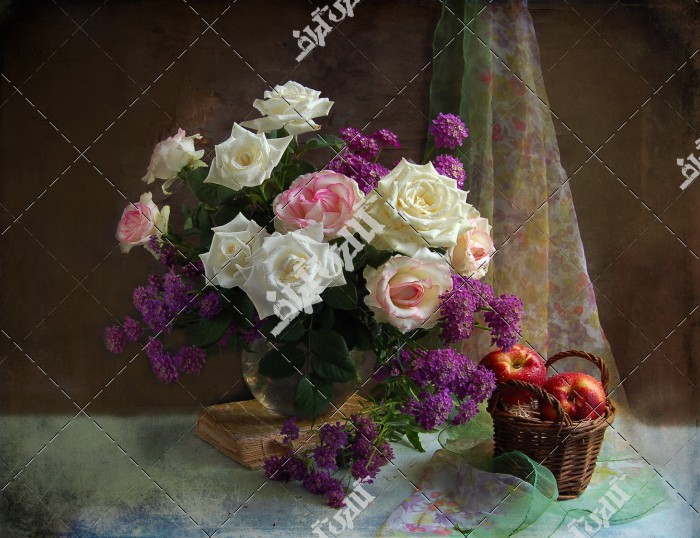 تصویر دسته گل زیبا روی میز