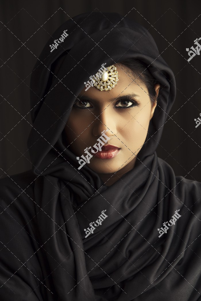 تصویر دختر مسلمان با روپوش سیاه