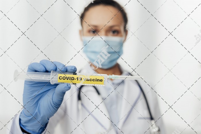 دانلود تصویر واکسن کرونا در دست پزشک
