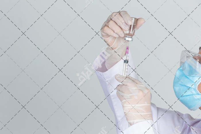 پرستار درحال آماده کردن واکسن