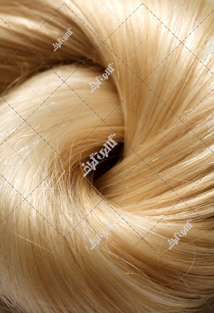 موی پیچ خورده لول شدن مو طلایی زن