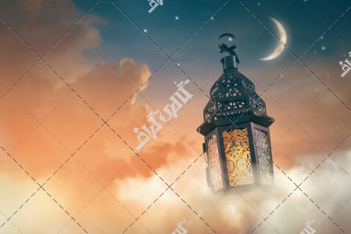 تصویر انتزاعی ماه و فانوس رمضان داخل ابر آسمان