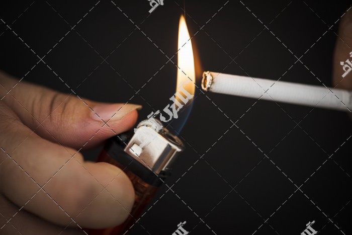 تصویر باکیفیت از روشن کردن سیگار با فندک