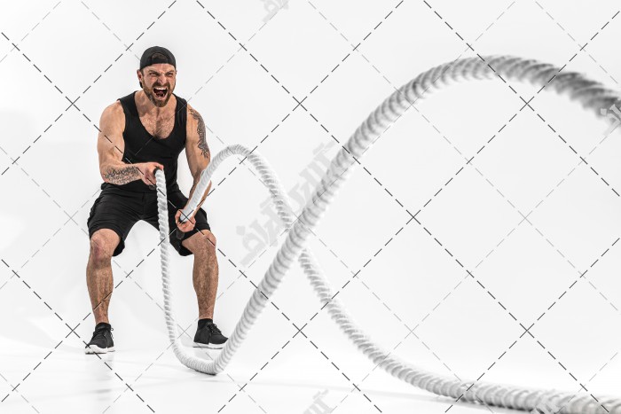 مرد بدنساز در حال ورزش با طناب بتل روپ