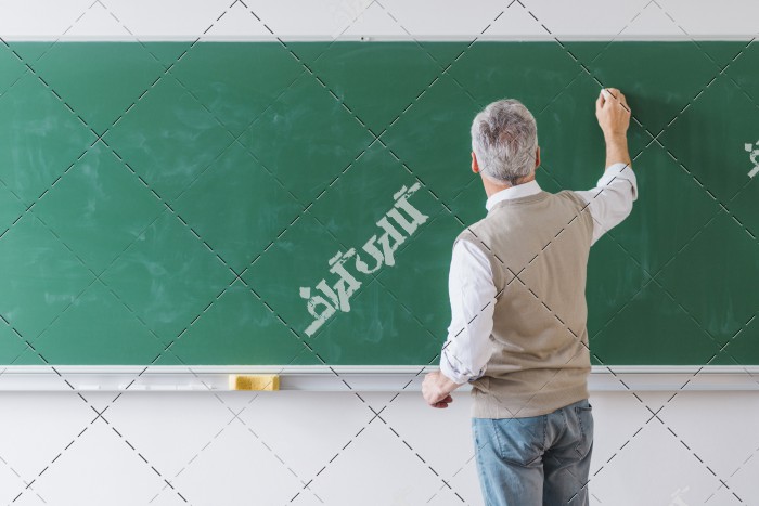 تصویر از تدریس معلم در تخته سیاه مدرسه