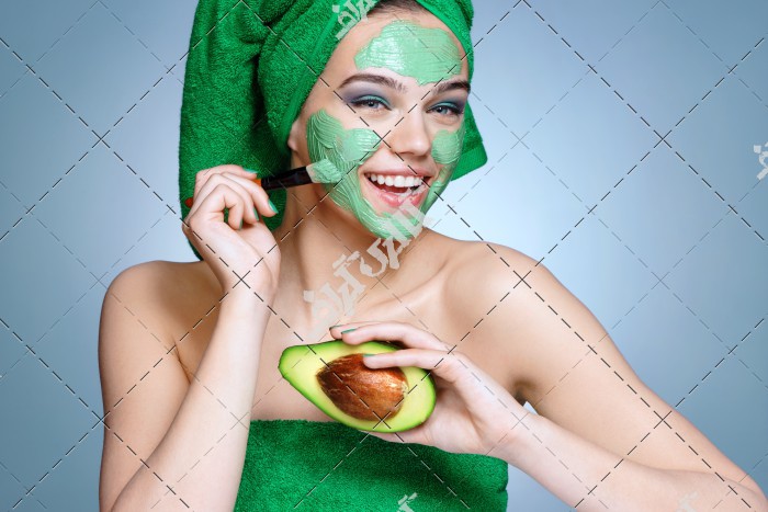 مدل تبلیغ ماسک صورت زن ماسک آووکادو سبز