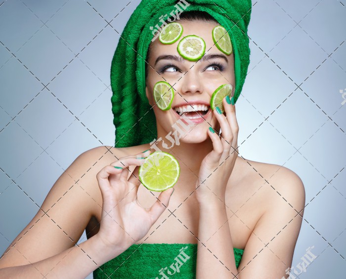 مدل تبلیغ ماسک صورت زن ماسک لیمو ترش