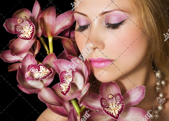 تصویر زن با آرایش زیبا درحال بو کردن گل